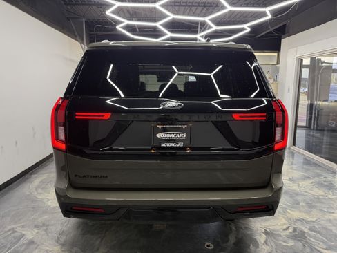 Used 2025 Ford Expedition Platinum w/ Stealth Appearance Package AWD/4WD image 4