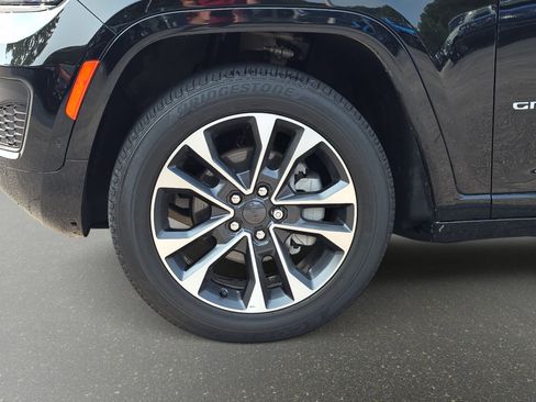 Certified 2025 Jeep Grand Cherokee Overland w/ Trailer Tow Package AWD/4WD image 30