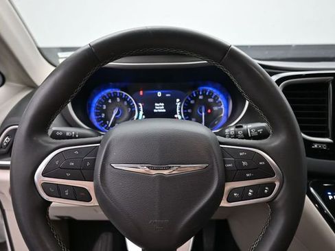 Used 2023 Chrysler Pacifica Touring-L FWD image 16