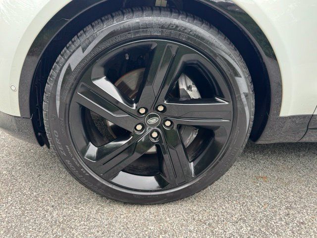 Used 2024 Land Rover Discovery Dynamic SE AWD/4WD image 2