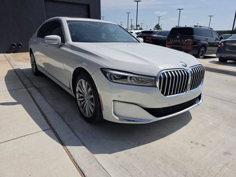 Used 2022 BMW 740i w/ Premium Package RWD image 3