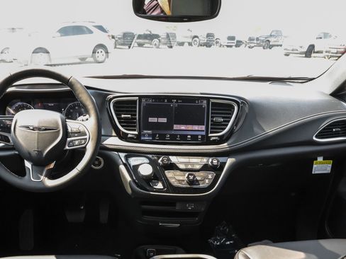 New 2026 Chrysler Pacifica Select image 9