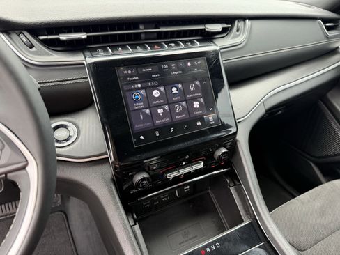 Used 2023 Jeep Grand Cherokee L Laredo image 19