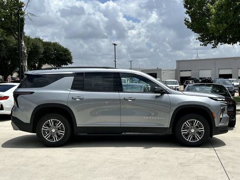Used 2025 Chevrolet Traverse LT FWD image 3