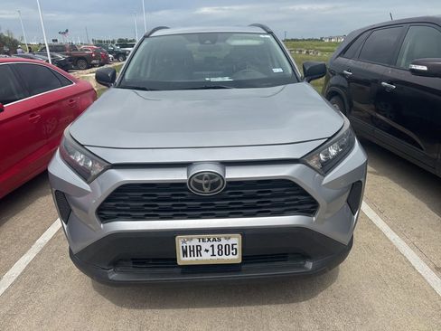 Used 2020 Toyota RAV4 LE FWD image 5