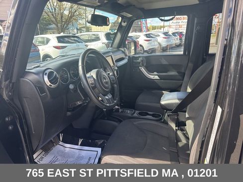 Used 2017 Jeep Wrangler Unlimited Sahara w/ Max Tow Package AWD/4WD image 13