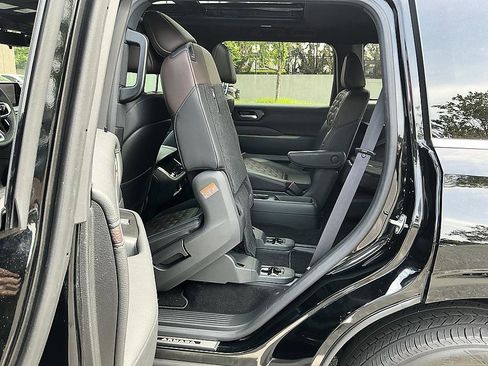 Certified 2025 Nissan Armada Platinum AWD/4WD image 9