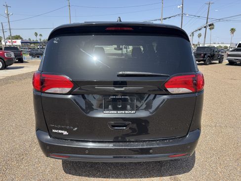 Used 2019 Chrysler Pacifica Touring-L w/ S Appearance Package FWD image 3