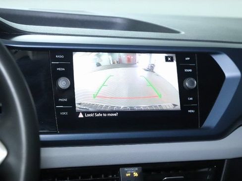 Certified 2022 Volkswagen Taos SE w/ Panoramic Sunroof Package AWD/4WD image 32