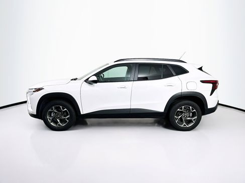 Used 2025 Chevrolet Trax LT w/ LT Convenience Package FWD image 4