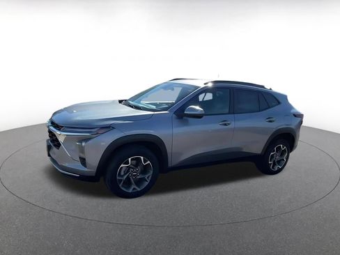 Used 2025 Chevrolet Trax LT w/ LT Convenience Package image 8