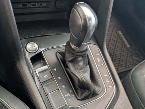 Used 2018 Volkswagen Tiguan SEL Premium image 26