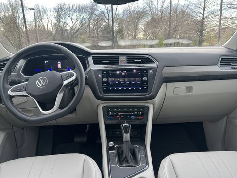 Certified 2023 Volkswagen Tiguan SE w/ Panoramic Sunroof Package image 27