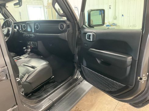 Used 2018 Jeep Wrangler Unlimited Sahara AWD/4WD image 29