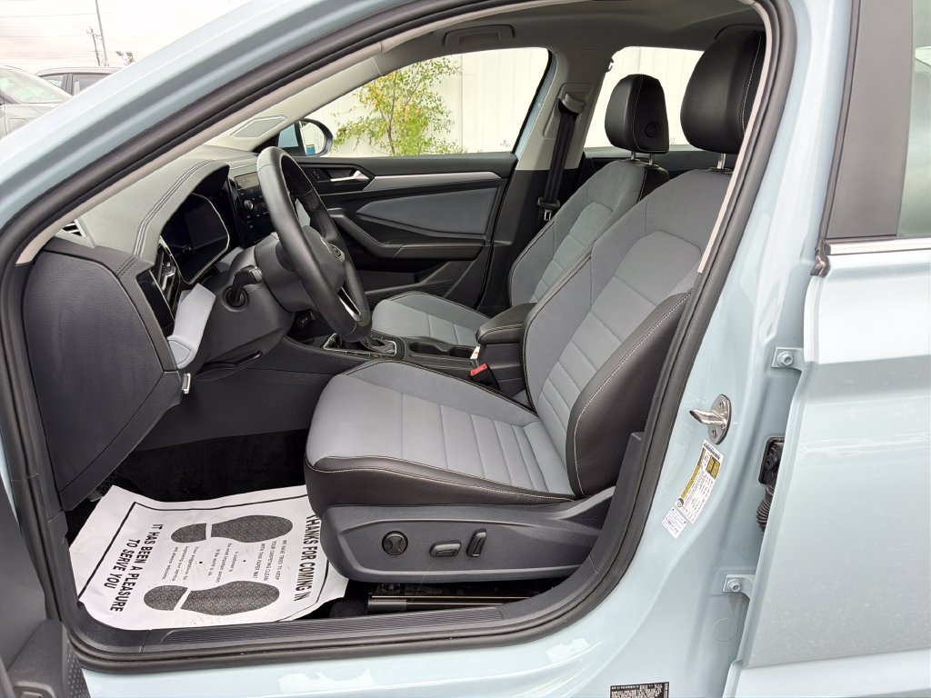 Used 2025 Volkswagen Jetta SE w/ Sunroof Package FWD image 28