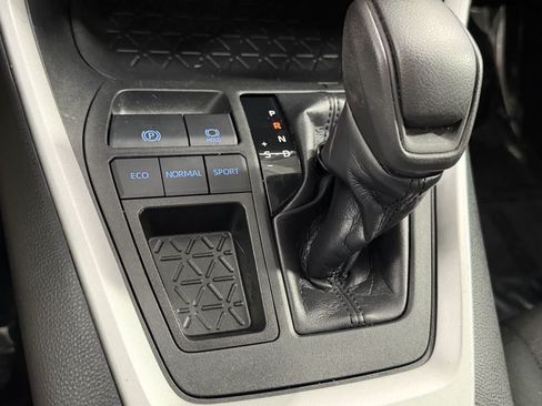 Used 2019 Toyota RAV4 XLE w/ Convenience Package FWD image 23