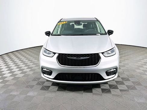 Certified 2024 Chrysler Pacifica Touring-L image 4