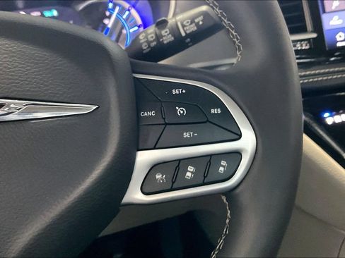 Used 2023 Chrysler Pacifica Touring-L FWD image 9