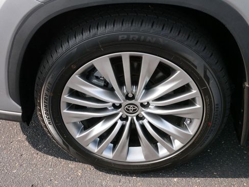 Used 2023 Toyota Highlander Platinum image 15