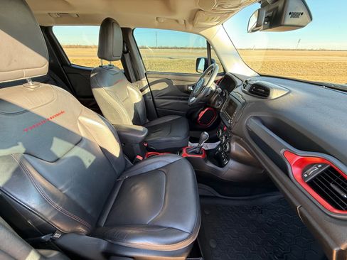 Used 2016 Jeep Renegade Trailhawk w/ Premium Trailhawk Package image 18