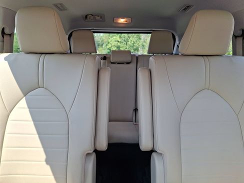 Used 2023 Toyota Highlander XLE AWD/4WD image 4