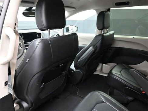 Used 2024 Chrysler Pacifica Touring-L image 17