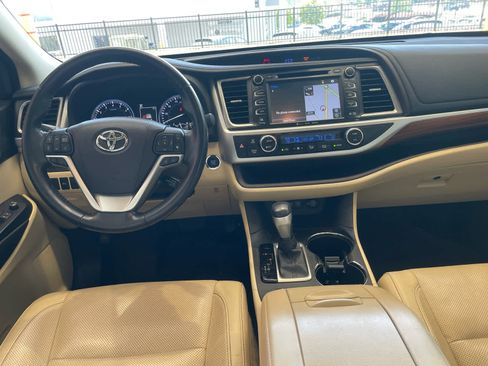 Used 2017 Toyota Highlander Limited image 8