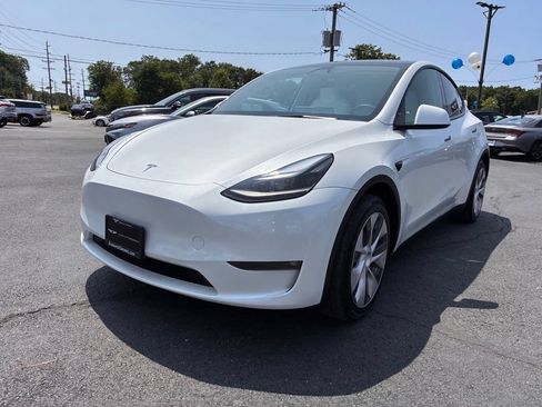 Used 2024 Tesla Model Y Long Range AWD/4WD image 3
