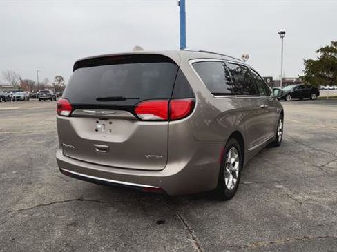 Used 2017 Chrysler Pacifica Limited w/ Advanced Safetytec Group image 8