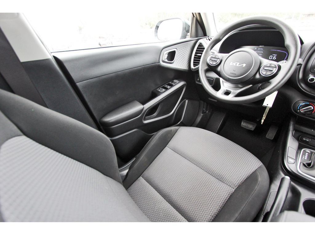Used 2025 Kia Soul LX w/ LX Technology Package FWD image 11