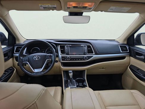 Used 2019 Toyota Highlander XLE FWD image 11