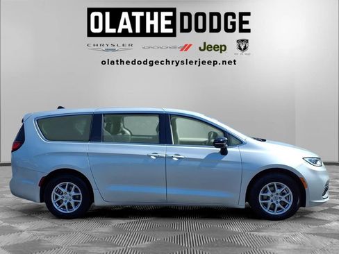 Used 2024 Chrysler Pacifica Touring-L FWD image 30