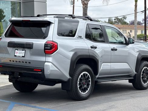 Certified 2025 Toyota 4Runner TRD Off-Road AWD/4WD image 5