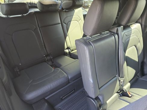 Used 2023 Land Rover Defender 130 S image 32