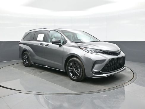 Certified 2026 Toyota Sienna XSE image 1