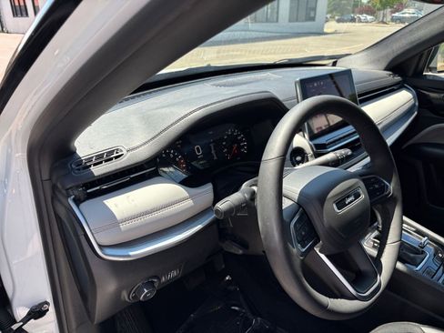 Used 2025 Jeep Compass Limited AWD/4WD image 36