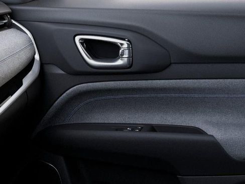 New 2025 Jeep Compass Latitude w/ Sun & Sound Group image 25