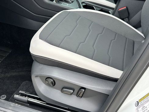 New 2026 Volkswagen Taos SE FWD image 20