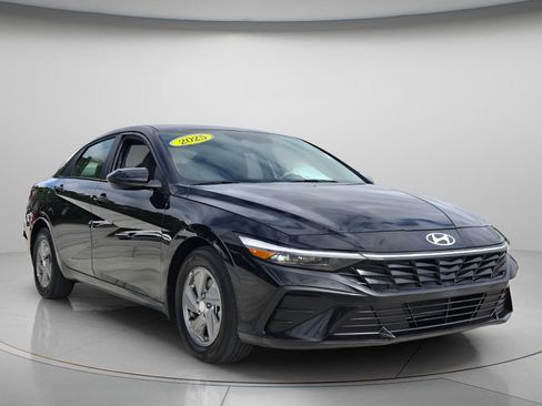 Used 2025 Hyundai Elantra SE FWD image 9
