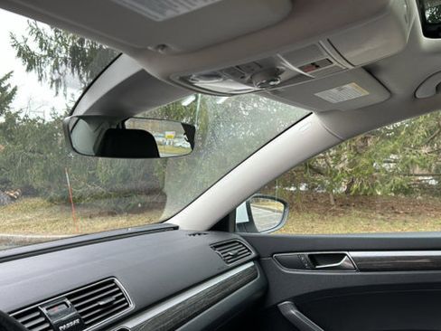 Used 2018 Volkswagen Passat 2.0T SEL Premium image 23