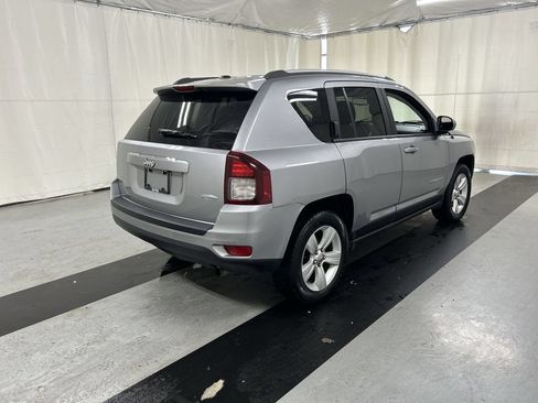 Used 2017 Jeep Compass Latitude AWD/4WD image 2