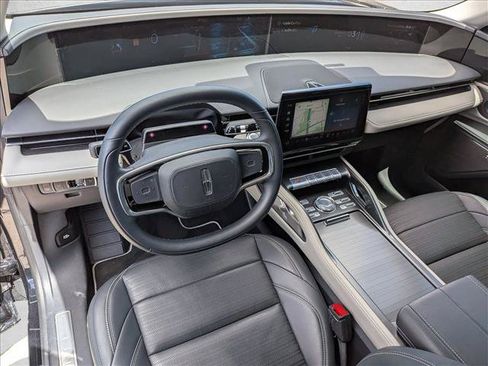 Used 2025 Lincoln Nautilus Reserve AWD/4WD image 9