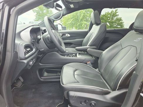 Used 2024 Chrysler Pacifica Limited w/ S Appearance Package FWD image 13