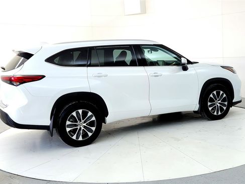 Certified 2022 Toyota Highlander XLE image 6