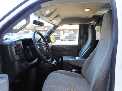 Used 2016 Chevrolet Express 2500 RWD image 12
