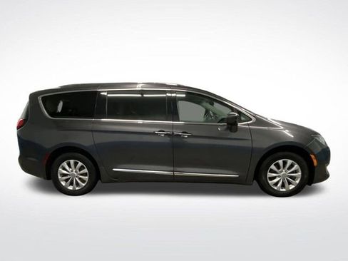 Used 2018 Chrysler Pacifica Touring-L image 2