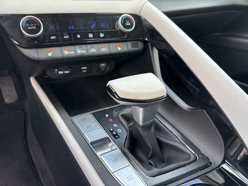 Used 2023 Hyundai Elantra Limited image 12