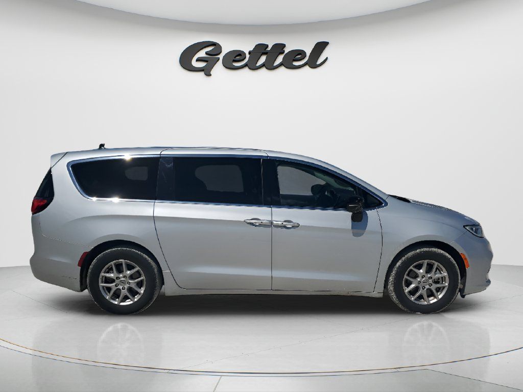 Used 2024 Chrysler Pacifica Touring-L FWD image 4