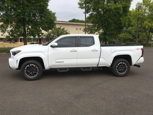Used 2025 Toyota Tacoma TRD Sport AWD/4WD image 3