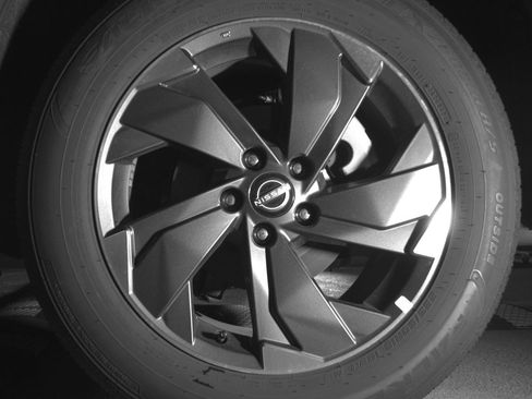 Used 2025 Nissan Rogue SV FWD image 14